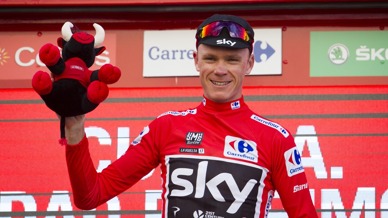 Il porte le maillot rouge de vainqueur.