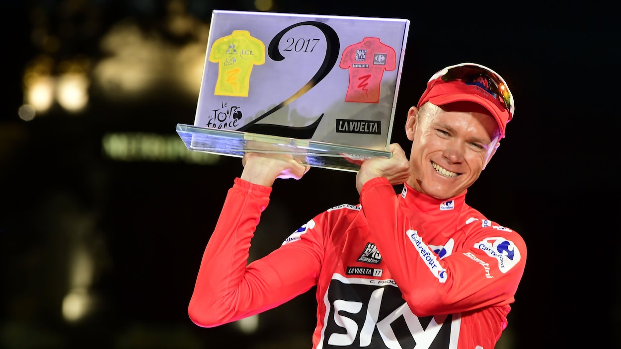 Chris Froome soulève le trophée du vainqueur lors de sa victoire du Tour d'Espagne en 2017 Chris Froome soulève le trophée du vainqueur lors de sa victoire du Tour d'Espagne en 2017