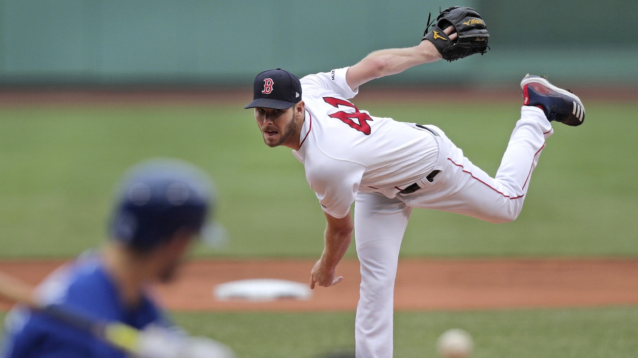 Le lanceur des Red Sox a le pied gauche dans les airs après la fin de son tir.