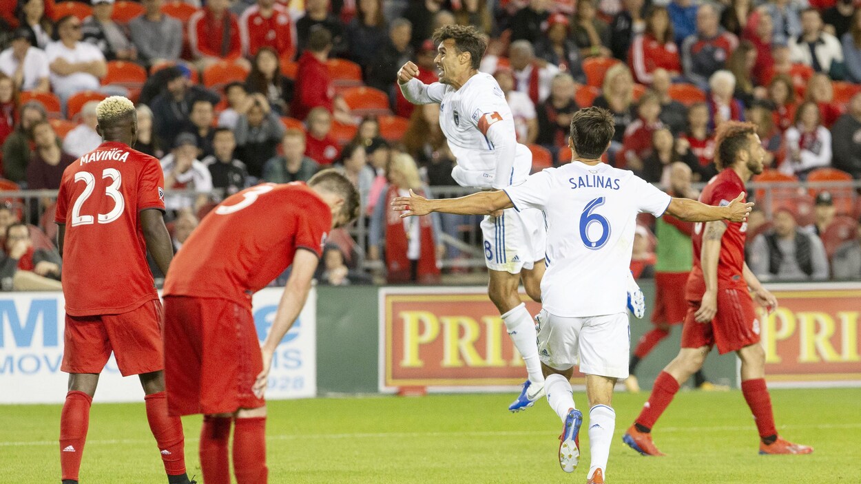Chris Wondolowski (au centre) célèbre son but marqué contre le Toronto FC.
