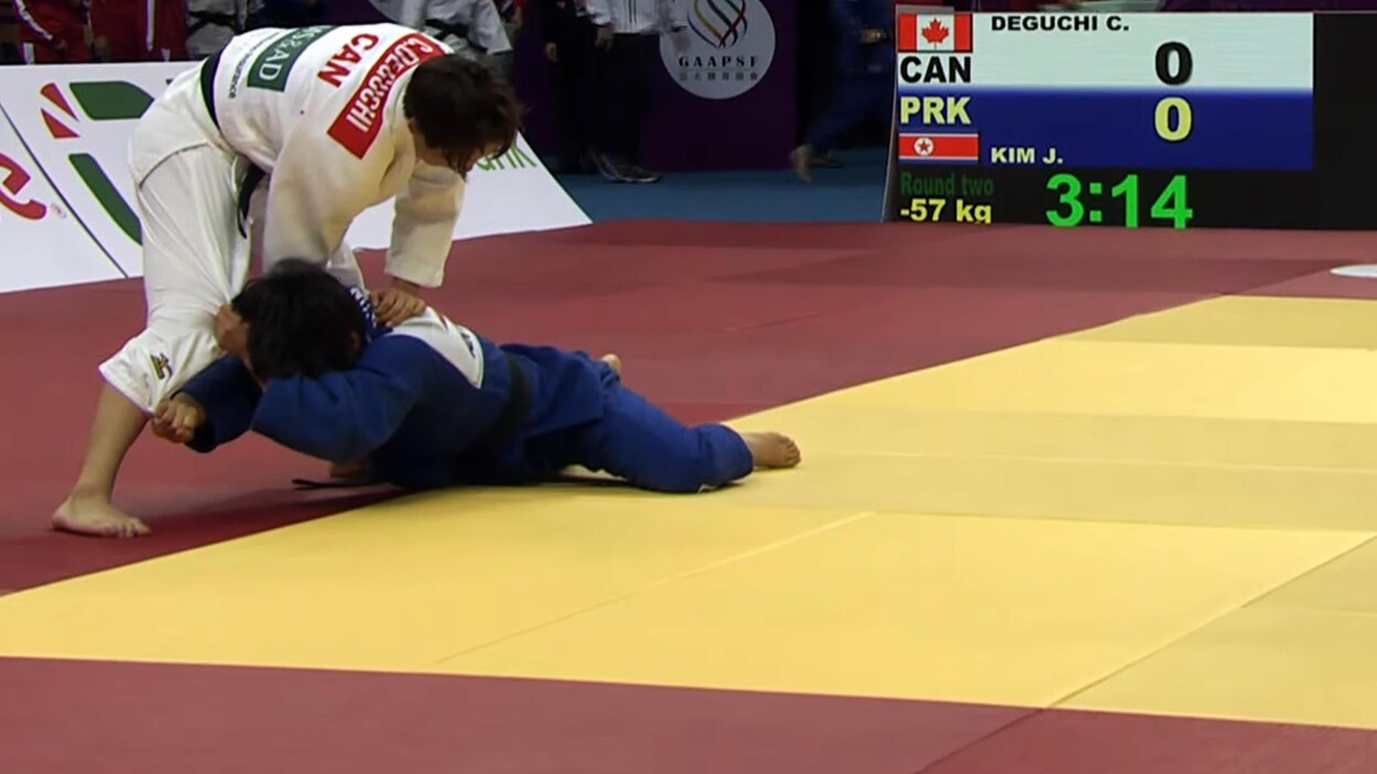Christa Deguchi se bat avec son dossard rouge de championne du monde à Qingdao en Chine.