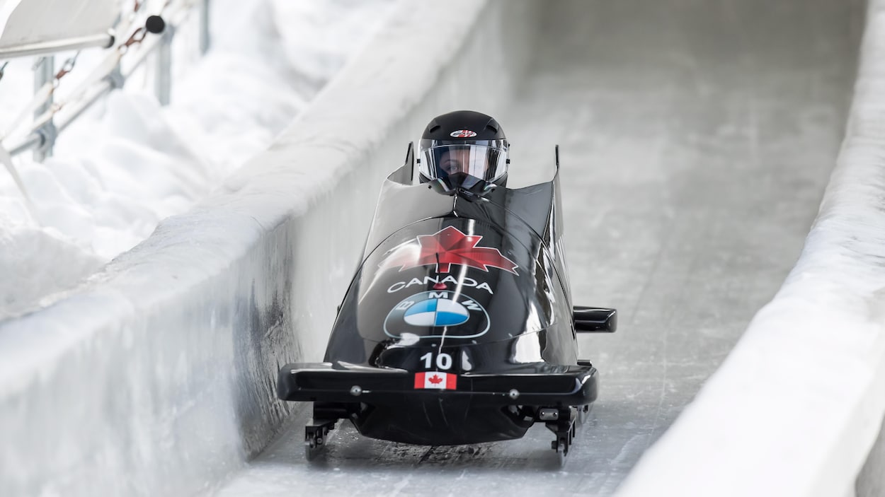Christine de Bruin pilote son bobsleigh sur une piste glacée.