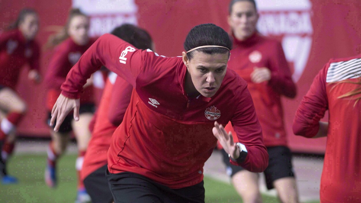 Elle est en plein effort durant un entraînement.