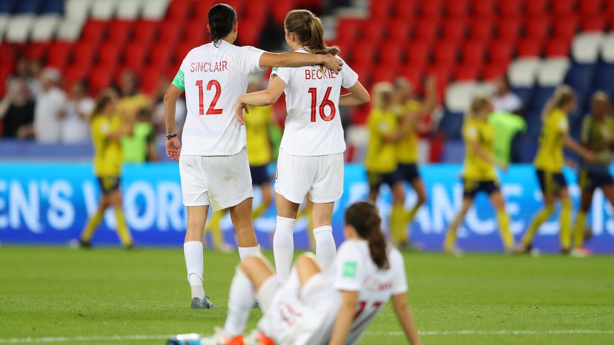 Christine Sinclair tente de consoler Janine Beckie après la défaite du Canada contre la Suède en huitièmes de finale du Mondial féminin 2019.