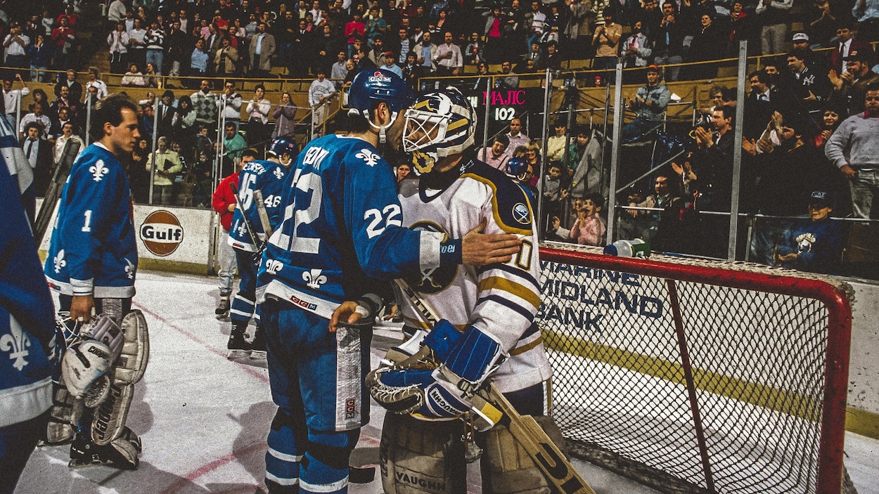 Le défenseur des Nordiques de Québec Jeff Brown donne l'accolade à Clint Malarchuk après le match marquant son retour au jeu, au printemps 1989. Le défenseur des Nordiques de Québec Jeff Brown donne l'accolade à Clint Malarchuk après le match marquant son retour au jeu, au printemps 1989.