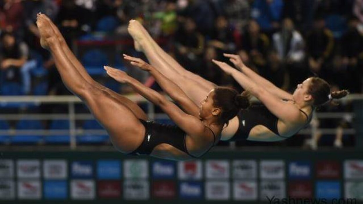 Jennifer Abel (à gauche) et Mélissa Citrini-Beaulieu réalisent un plongeon au tremplin de 3 m synchronisé.