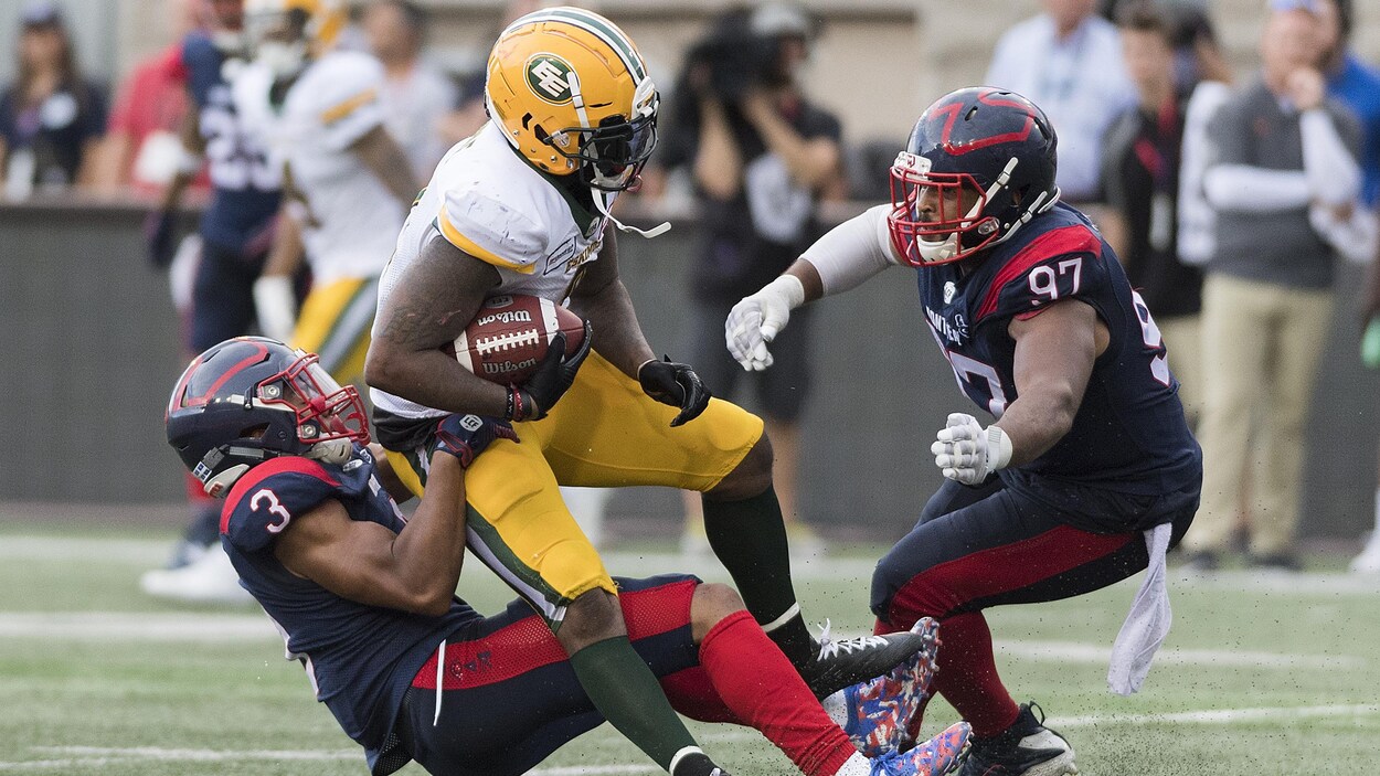 Patrick Levels effectue un plaqué sur C.J. Gable avec l'aide de Woody Baron.