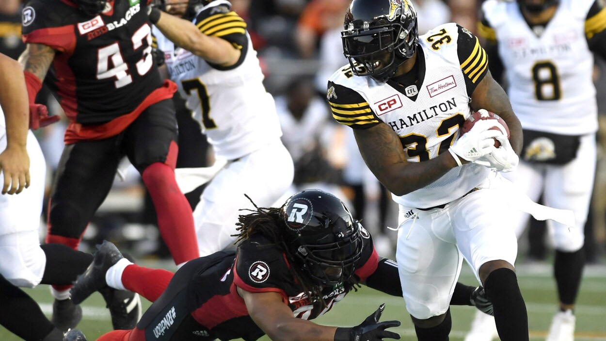 Le porteur de ballon des Tiger-Cats de Hamilton C.J. Gable Le porteur de ballon des Tiger-Cats de Hamilton C.J. Gable