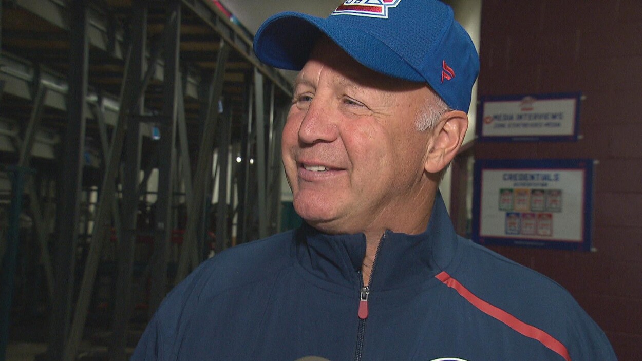 L'entraîneur-chef sourit en entrevue. Il porte sa casquette du Canadien.