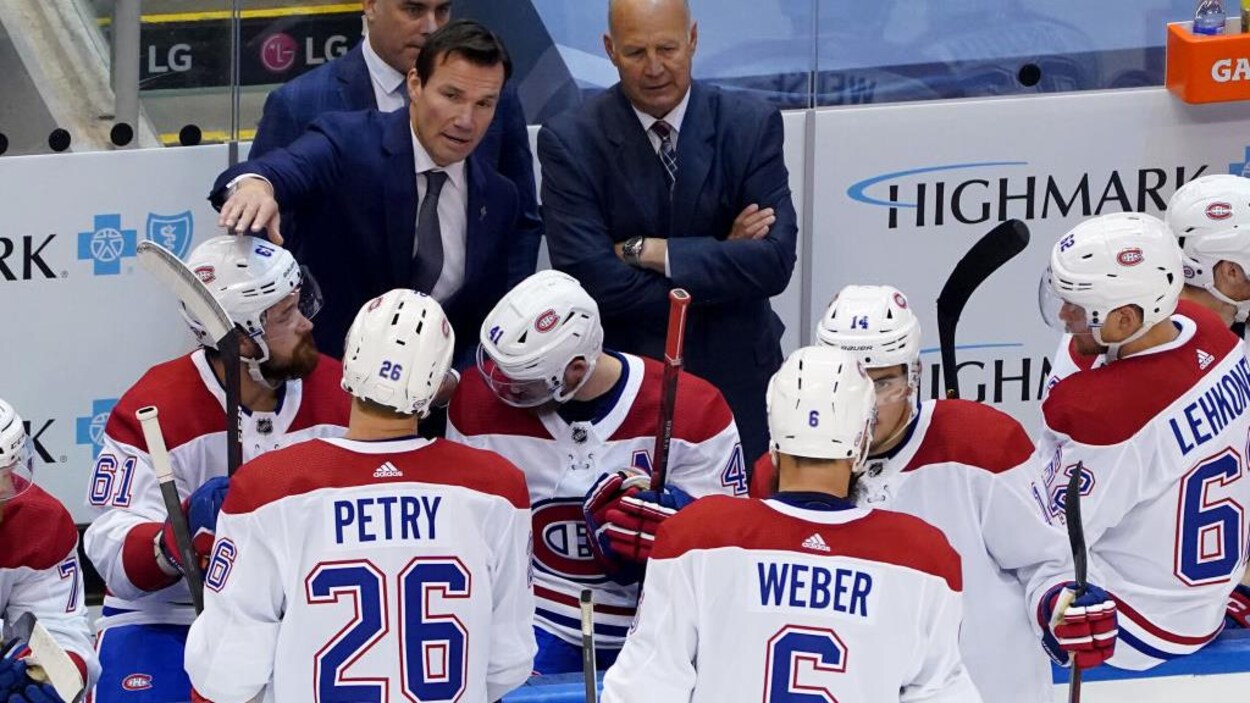 Ils parlent aux joueurs.