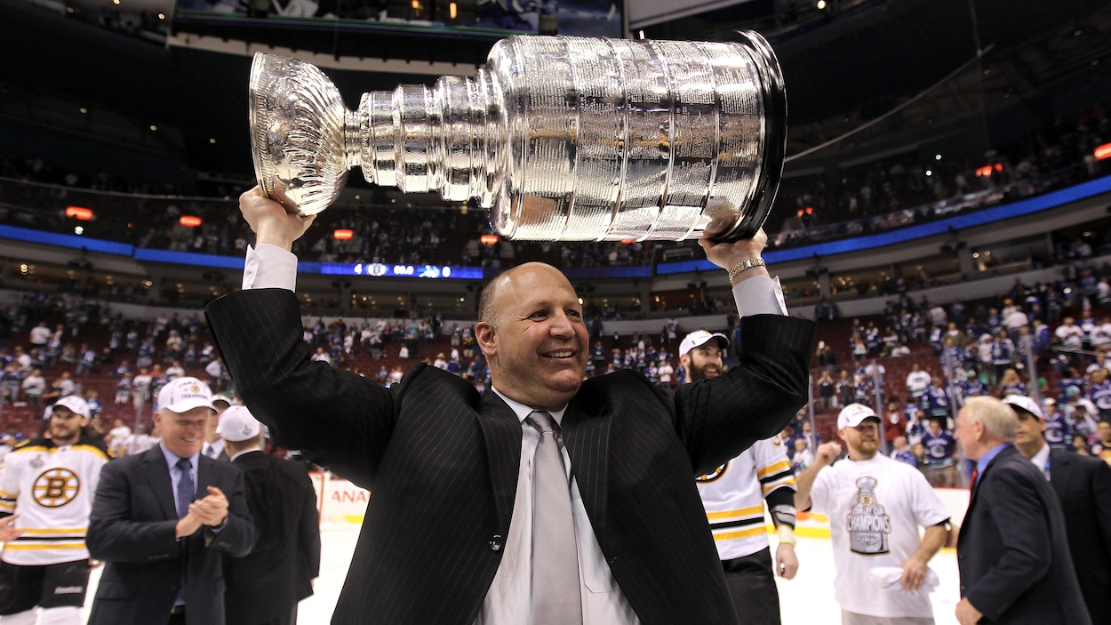 Claude Julien avec la coupe Stanley, le 15 juin 2011 Claude Julien avec la coupe Stanley, le 15 juin 2011