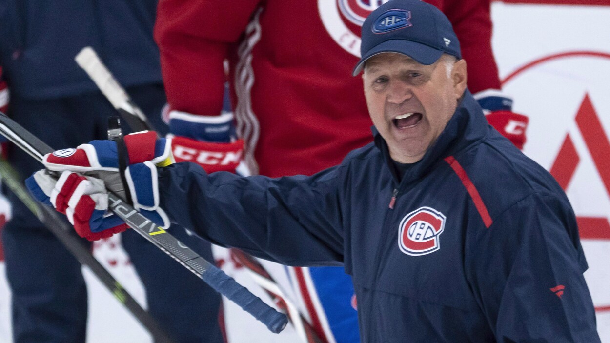 Claude Julien donne des instructions lors du camp d'entraînement des Canadiens à Brossarden septembre 2018