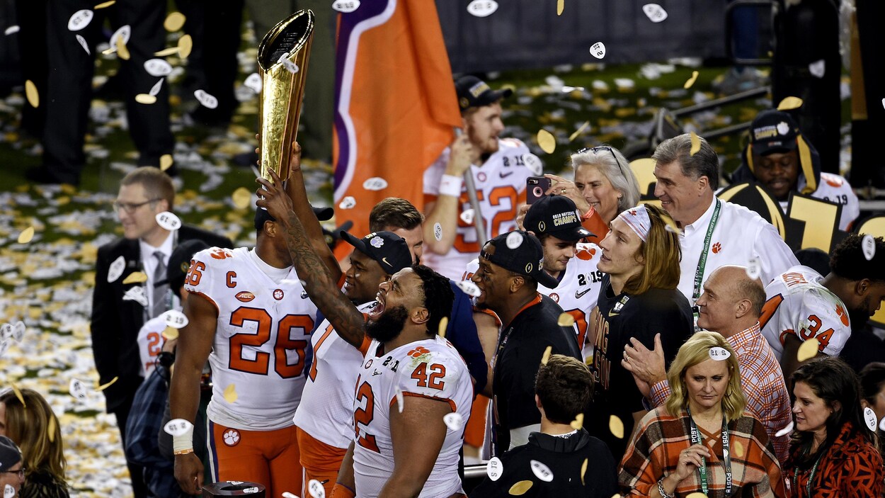 Les Tigers de l'Université Clemson célèbrent leur victoire.