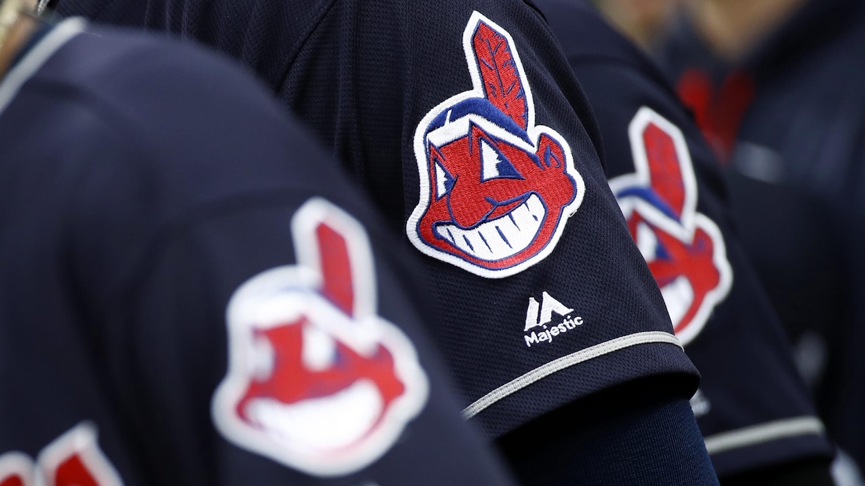 Le logo des Indians de Cleveland sur une manche de chandail