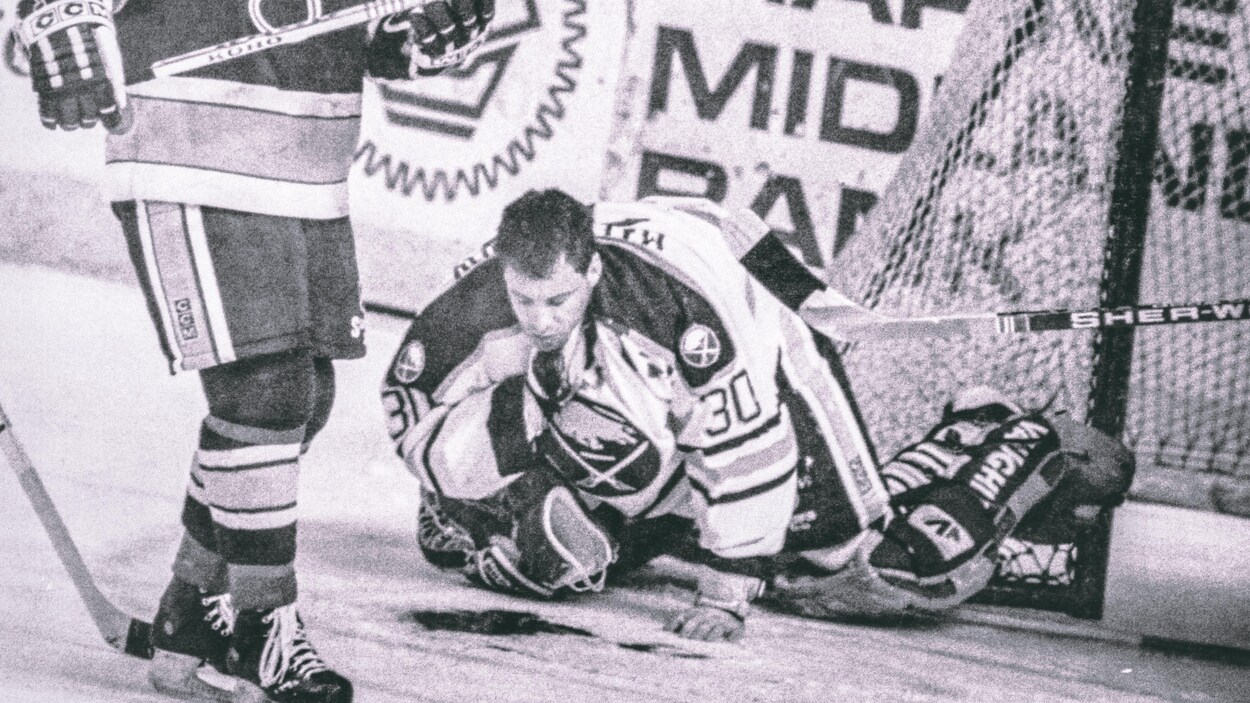 Clint Malarchuk porte une main à son cou après avoir été coupé par un patin, le 22 mars 1989. Clint Malarchuk porte une main à son cou après avoir été coupé par un patin, le 22 mars 1989.
