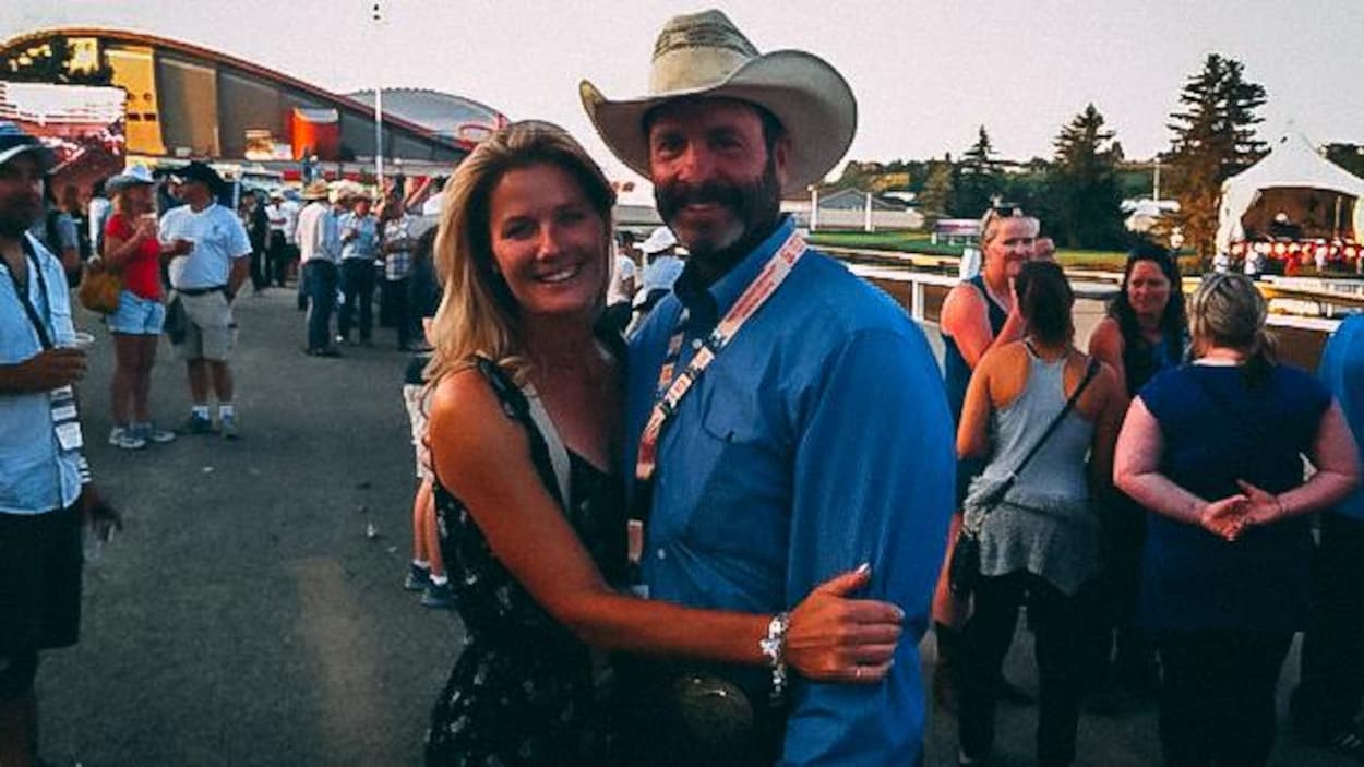 Clint Malarchuk et sa conjointe Joanie regardent la caméra côte à côte Clint Malarchuk et sa conjointe Joanie regardent la caméra côte à côte