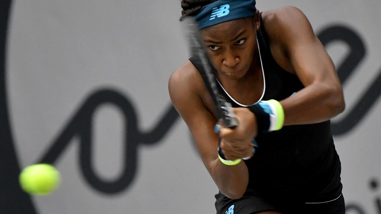 Coco Gauff frappe un revers à deux mains.