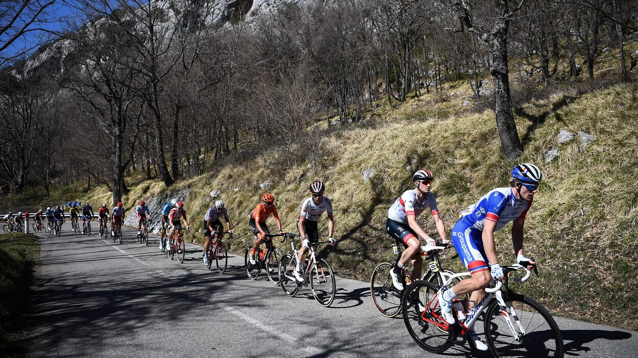 Les cyclistes dans la montée vers le col de Turini
