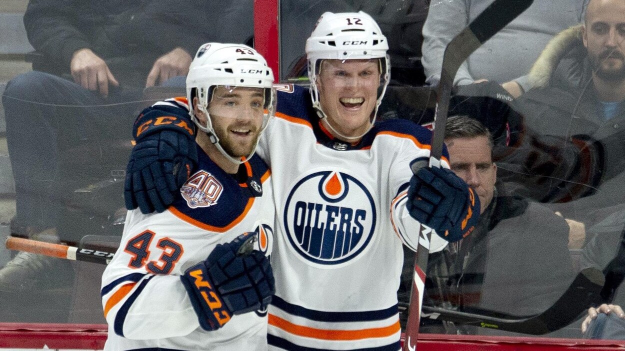Deux joueurs se félicitent.