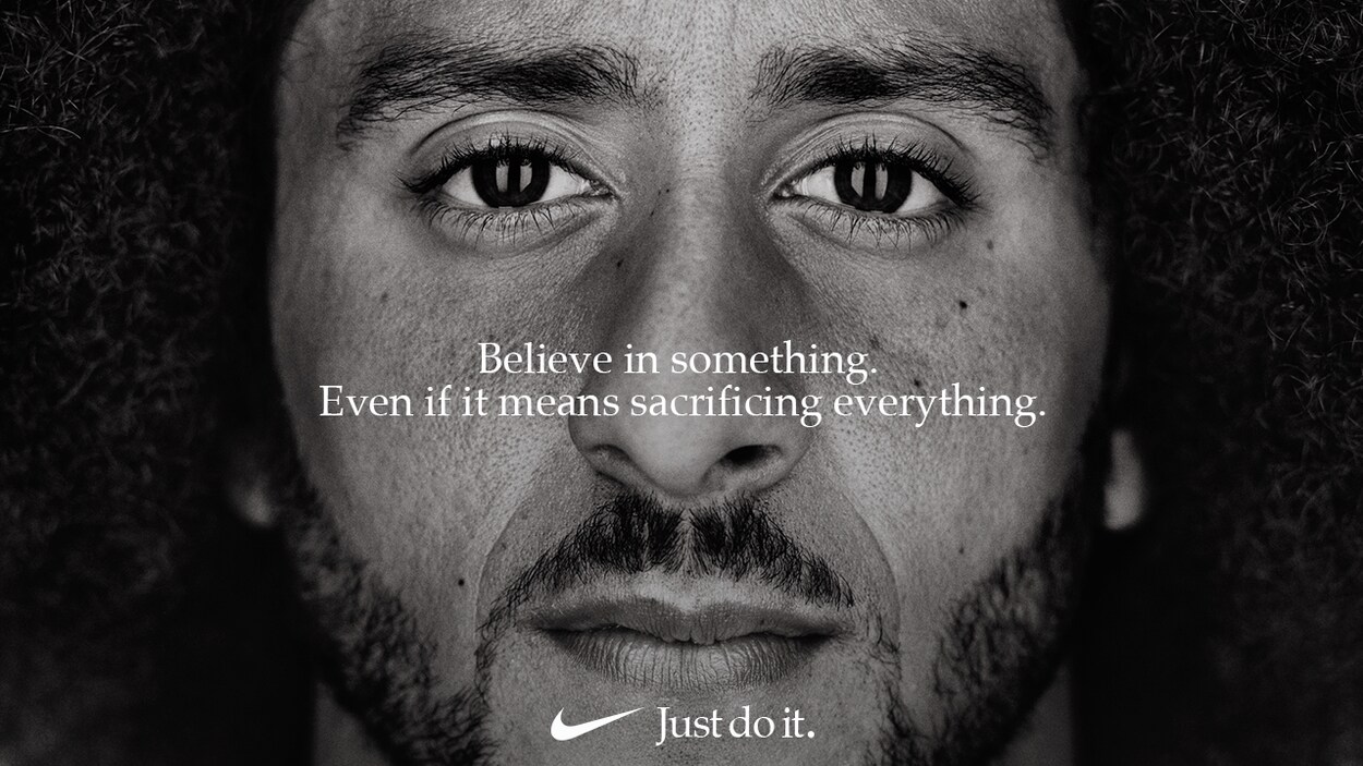 Colin Kaepernick est le nouveau visage de la campagne publicitaire de Nike. Colin Kaepernick est le nouveau visage de la campagne publicitaire de Nike.
