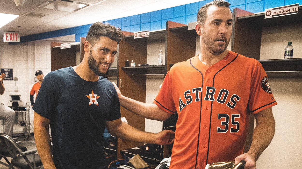 Le lanceur Justin Verlander (droite) et Abraham Toro après le match sans point ni coup sûr du 1er septembre. Le lanceur Justin Verlander (droite) et Abraham Toro après le match sans point ni coup sûr du 1er septembre.