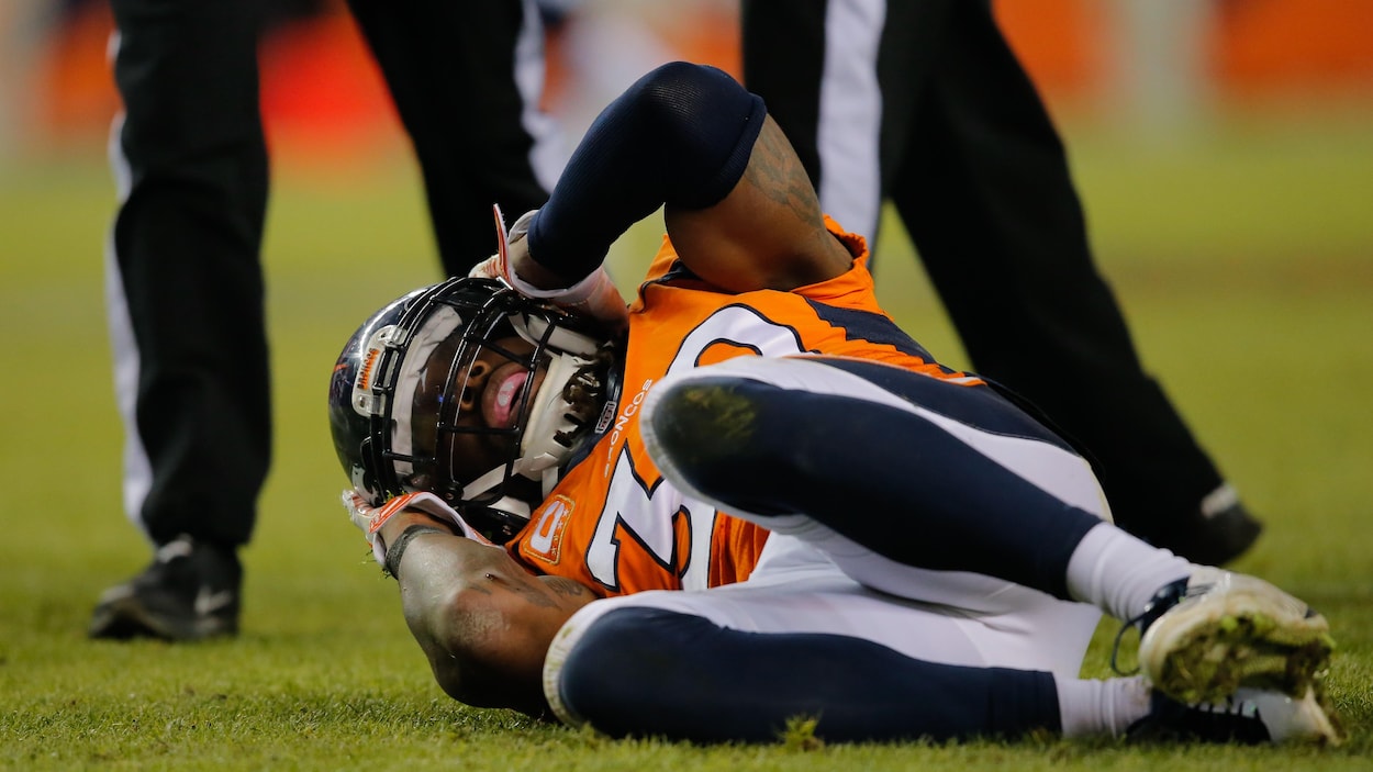 David Bruton, des Broncos de Denver, se tient la tête après un jeu qui lui a causé une commotion cérébrale, en décembre 2014.