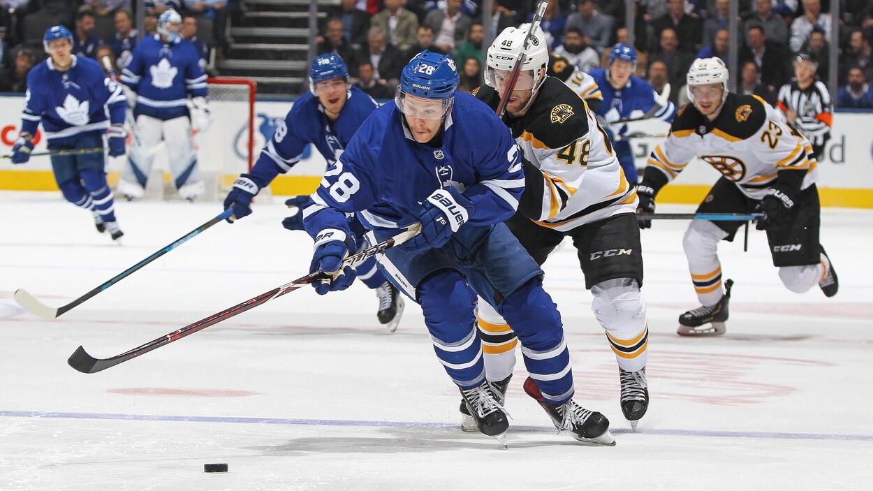 Il contrôle la rondelle lors d'un match contre les Bruins.