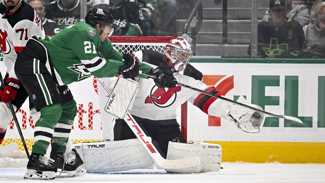 Hellebuyck savoure la victoire à son premier match avec les Devils