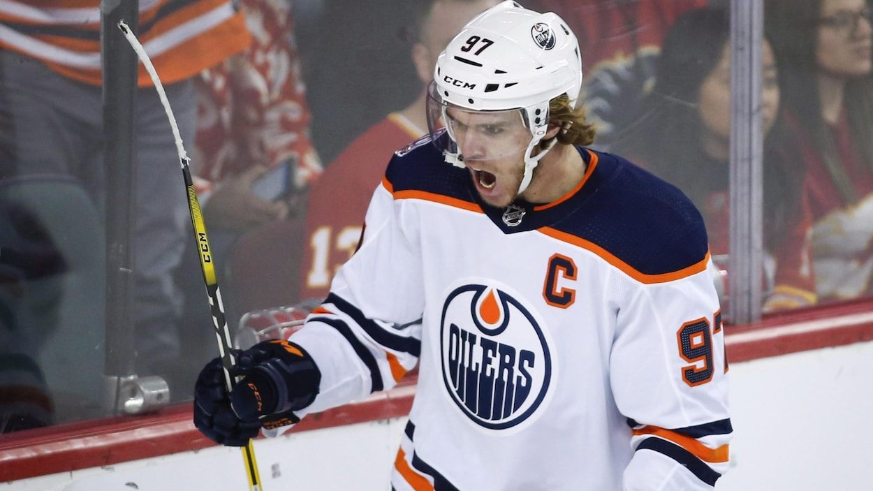 Connor McDavid en uniforme sur la patinoire.