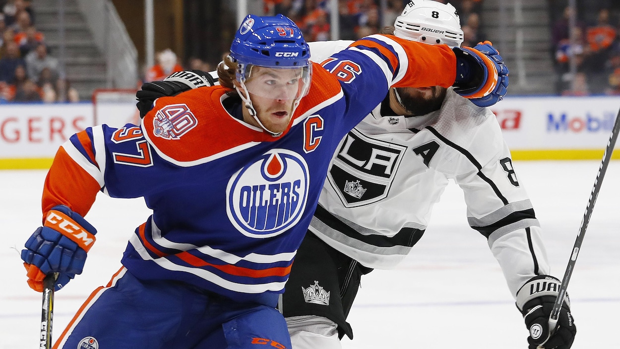 McDavid passe un bras au visage de Drew Doughty des Kings afin de se libérer de lui.