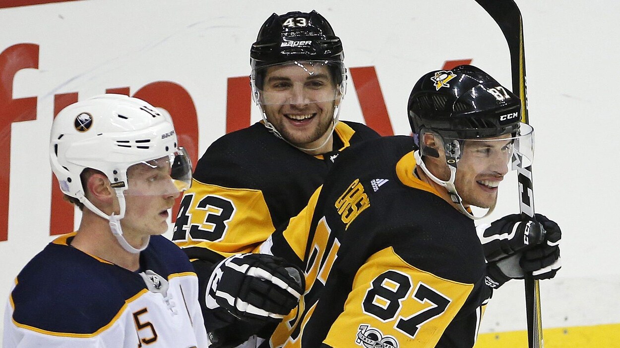 Jack Eichel, Conor Sheary et Sidney Crosby Jack Eichel, Conor Sheary et Sidney Crosby