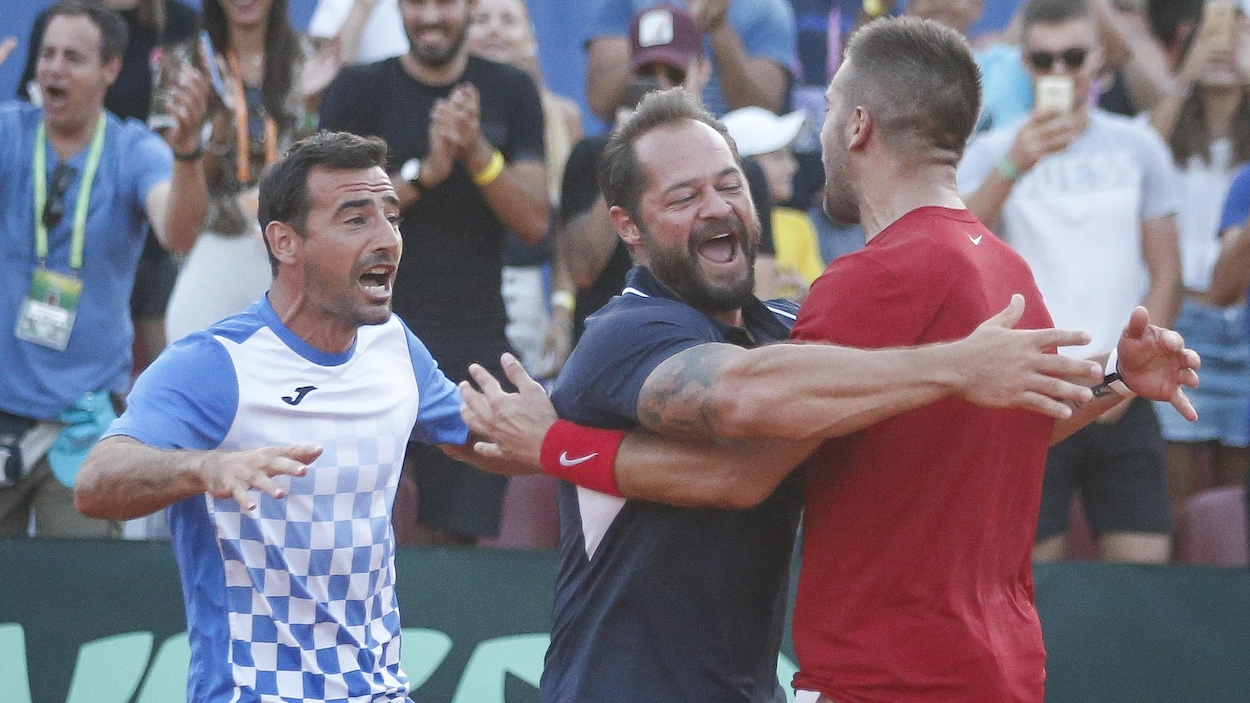 Grâce à la victoire de Borna Coric (à droite), la Croatie retrouvera la France en finale de la Coupe Davis. Grâce à la victoire de Borna Coric (à droite), la Croatie retrouvera la France en finale de la Coupe Davis.