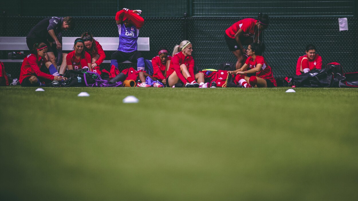 La capitaine de l'équipe canadienne Christine Sinclair (droite) et ses coéquipières se prépare à tenir une séance d'entraînement, en juin 2015, avant leur match quart-de-finale contre l'Angleterre. La capitaine de l'équipe canadienne Christine Sinclair (droite) et ses coéquipières se prépare à tenir une séance d'entraînement, en juin 2015, avant leur match quart-de-finale contre l'Angleterre.