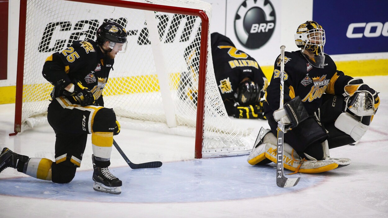 Trois joueurs des Wheat Kings de Brandon ne cachent pas leur déception après une défaite à la Coupe Memorial.