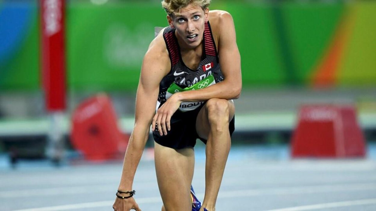 Le coureur de fond québécois s'agenouille sur la piste d'athlétisme aux Jeux olympiques de Rio en 2016.
