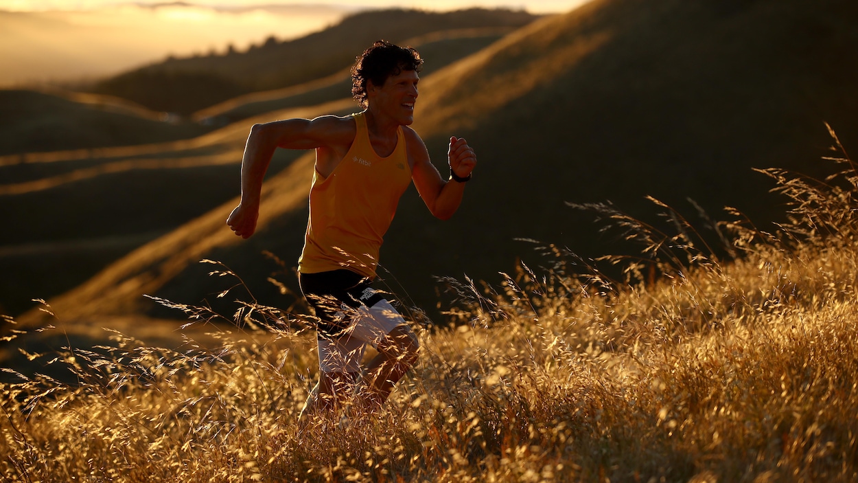 L'ultramarathonien Dean Karnazes s'entraîne en Californie pendant la pandémie de la COVID-19.