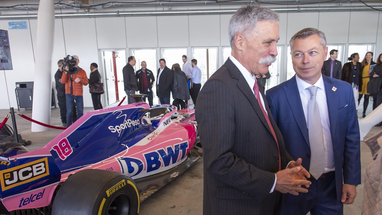 Chase Carey (à gauche) et François Dumontier discutent au nouveau complexe au circuit Gilles-Villeneuve.