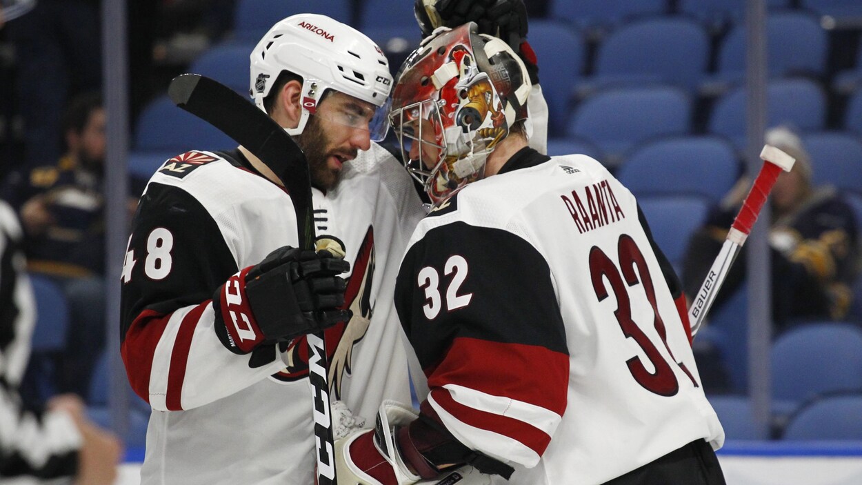 Jordan Martinook et Antti Raanta célèbrent la victoire des Coyotes. Jordan Martinook et Antti Raanta célèbrent la victoire des Coyotes.