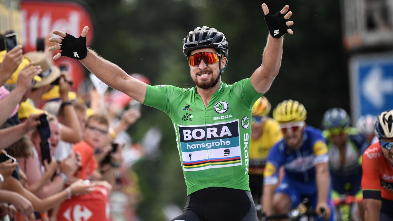 Peter Sagan célèbre le bras en l'air sa victoire au sprint. Peter Sagan célèbre le bras en l'air sa victoire au sprint.