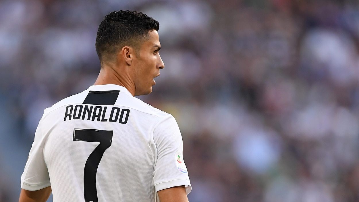L'attaquant de la Juventus regarde vers sa droite.