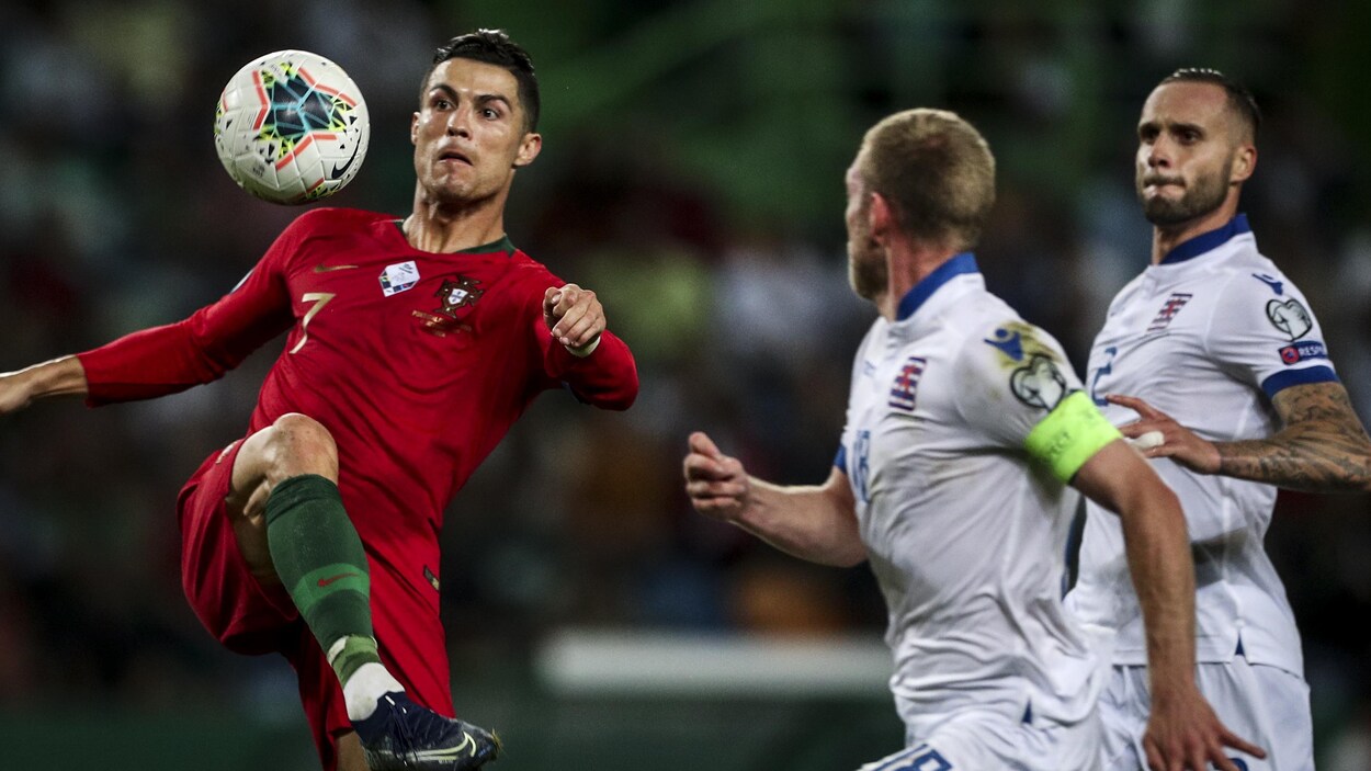Cristiano Ronaldo bataille pour le ballon avec Laurent Jans.