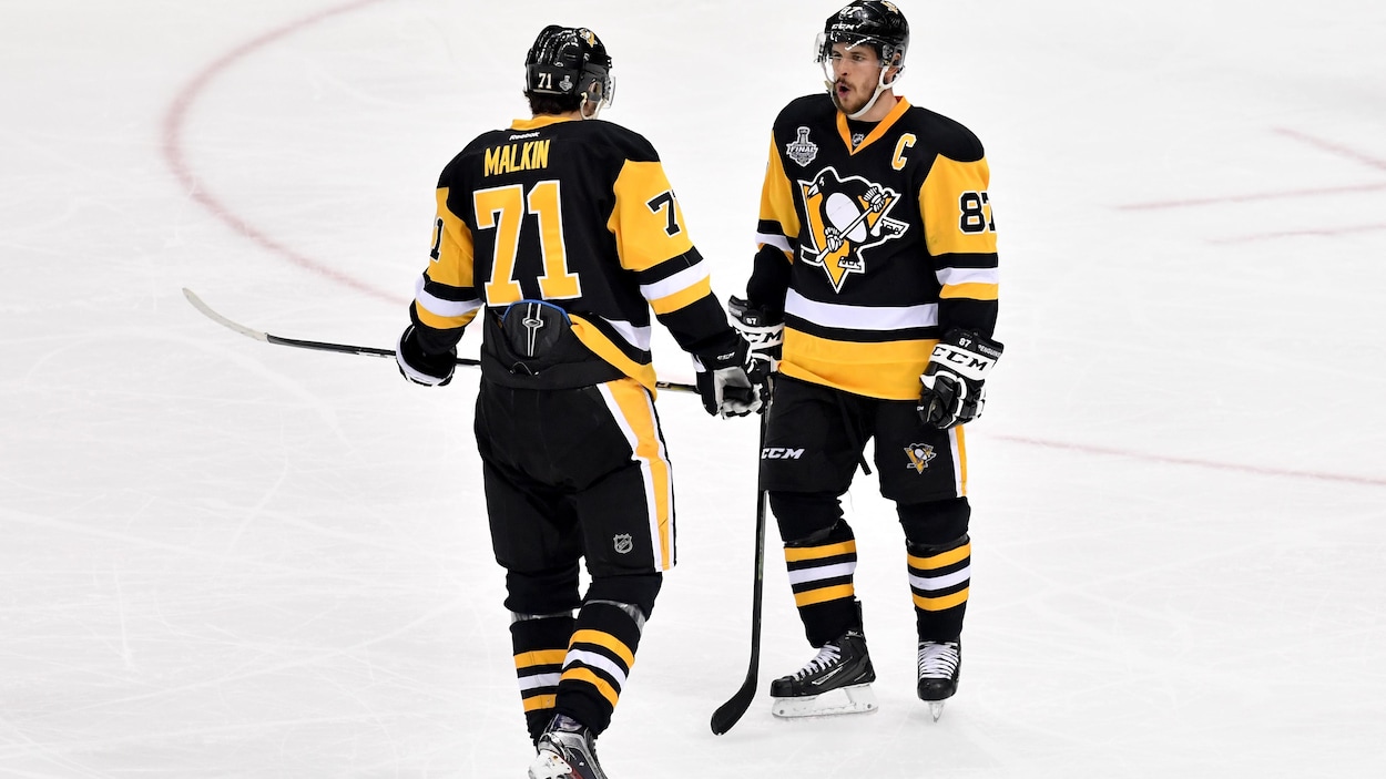 Ils discutent sur la glace.