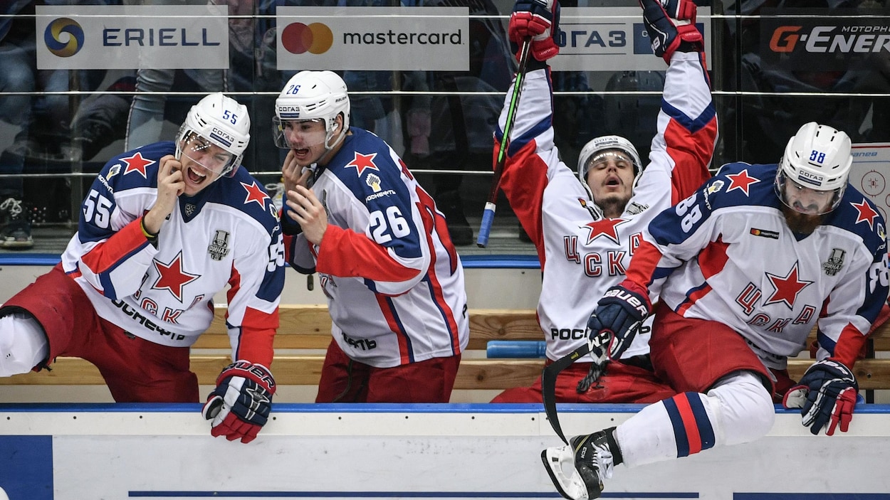 Les joueurs du CSKA de Moscou célèbrent leur victoire en finale de la Coupe Gagarine.