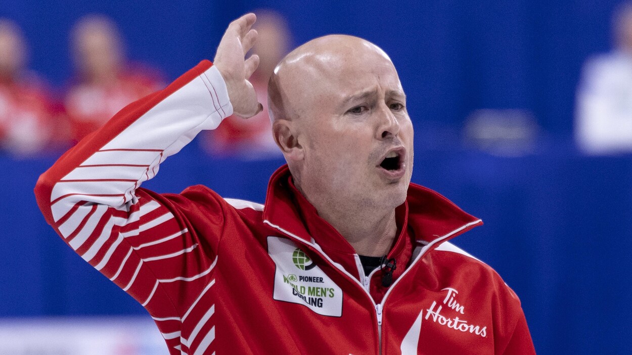 Le capitaine canadien Kevin Koe porte sa main à sa tête en guise de réaction à une pierre lancée contre l'Écosse au Championnat mondial de curling.