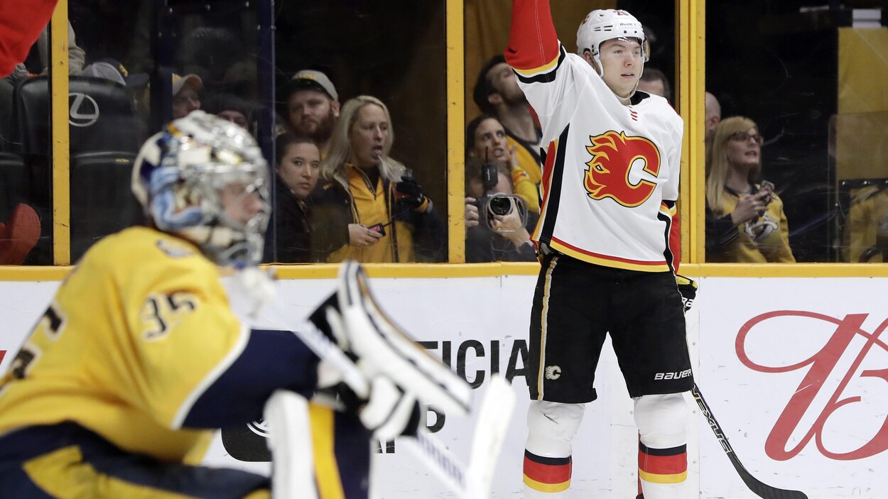 Curtis Lazar des Flames lève le bras, après avoir déjoué le gardien des Predators, Pakke Rinne. Curtis Lazar des Flames lève le bras, après avoir déjoué le gardien des Predators, Pakke Rinne.