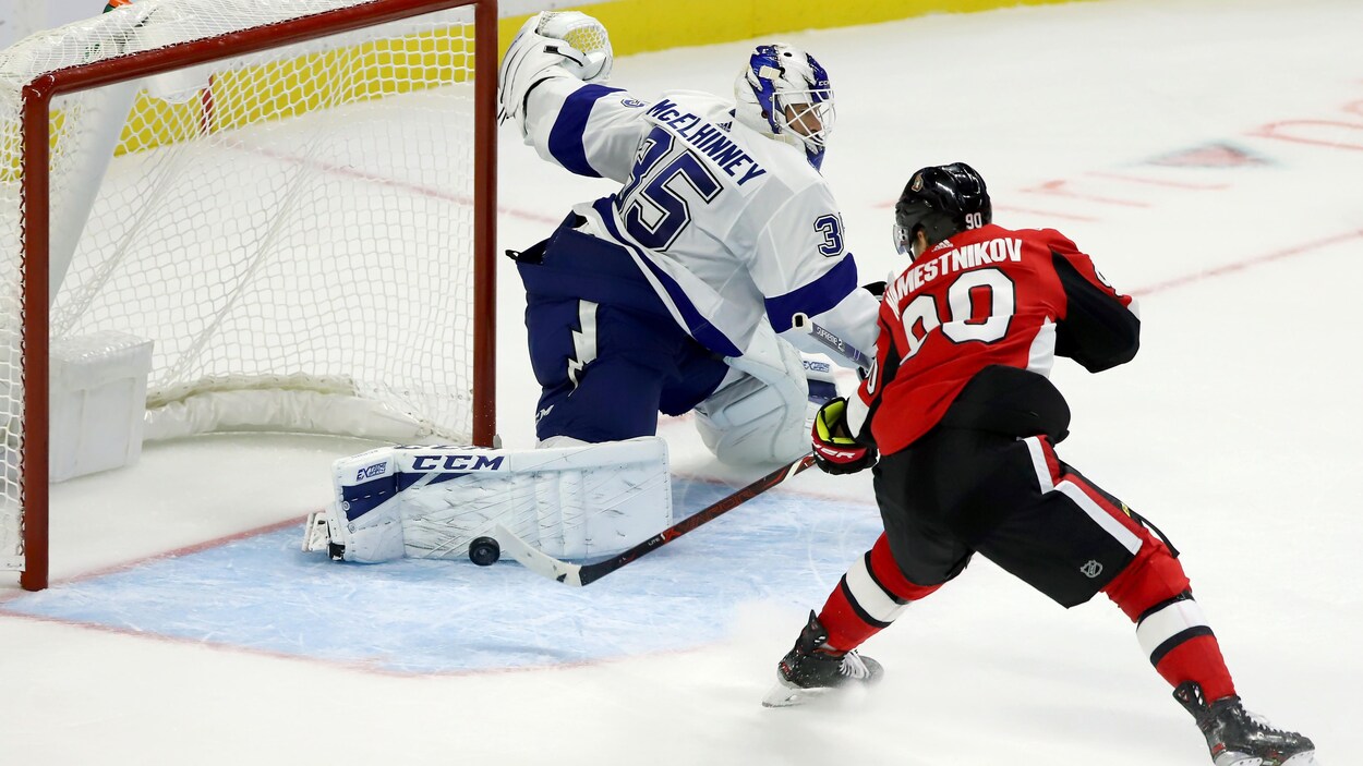 Curtis McElhinney (no 35) et Vladislav Namestnikov (no 90)