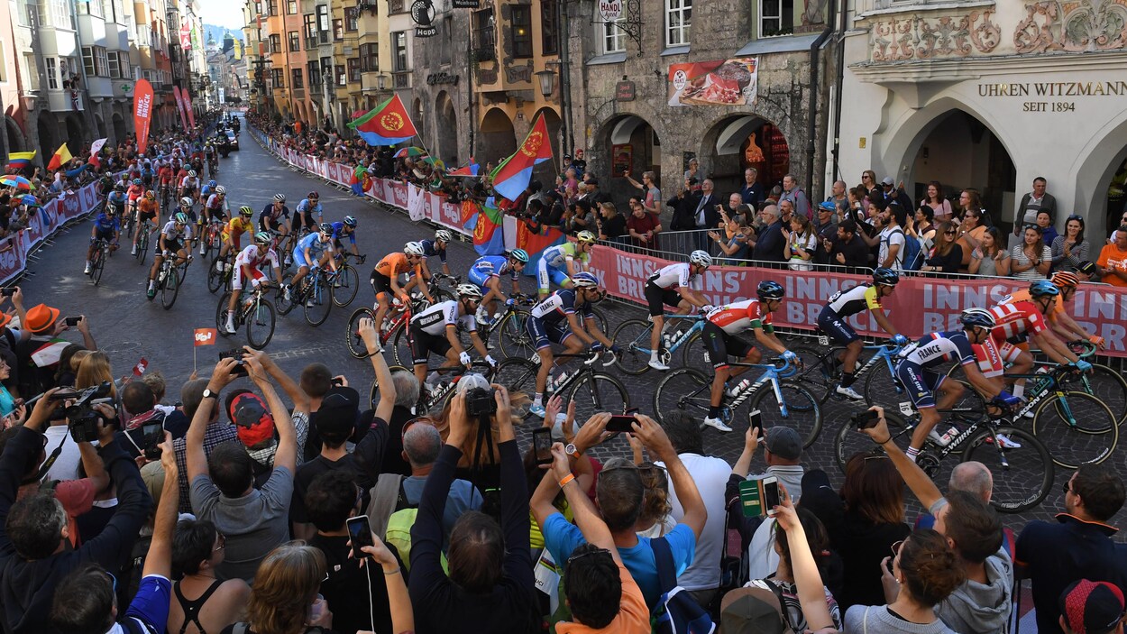 Des coureurs dans la ville d'Innsbruck, où les attendent de nombreux spectateurs Des coureurs dans la ville d'Innsbruck, où les attendent de nombreux spectateurs