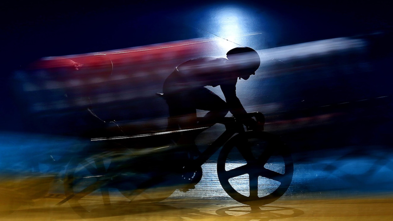 Une image floue d'un cycliste sur piste