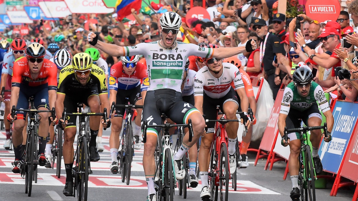 Il lève les bras pour célébrer sa victoire.