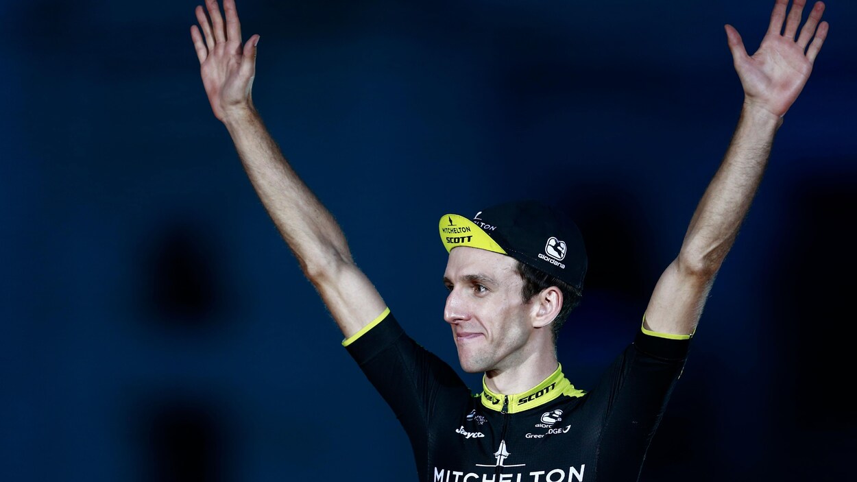 Le Britannique Simon Yates célèbre sa victoire après la dernière étape du Tour d'Espagne 2018.